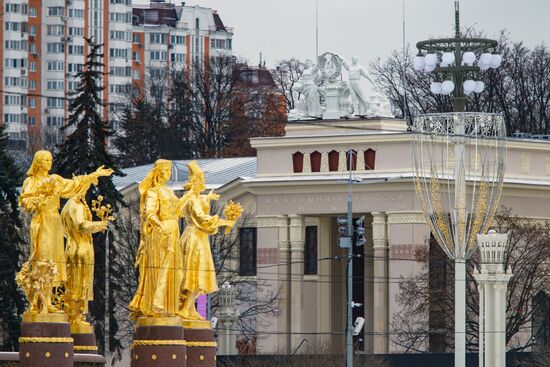 Returning figures of Collective Farmer and Collective Farm Woman to roof of Chemistry Pavilion at VDNKh