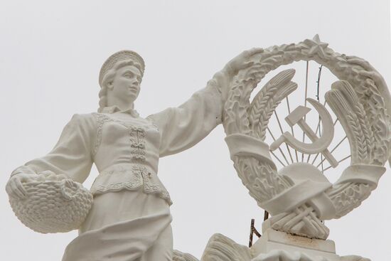 Returning figures of Collective Farmer and Collective Farm Woman to roof of Chemistry Pavilion at VDNKh