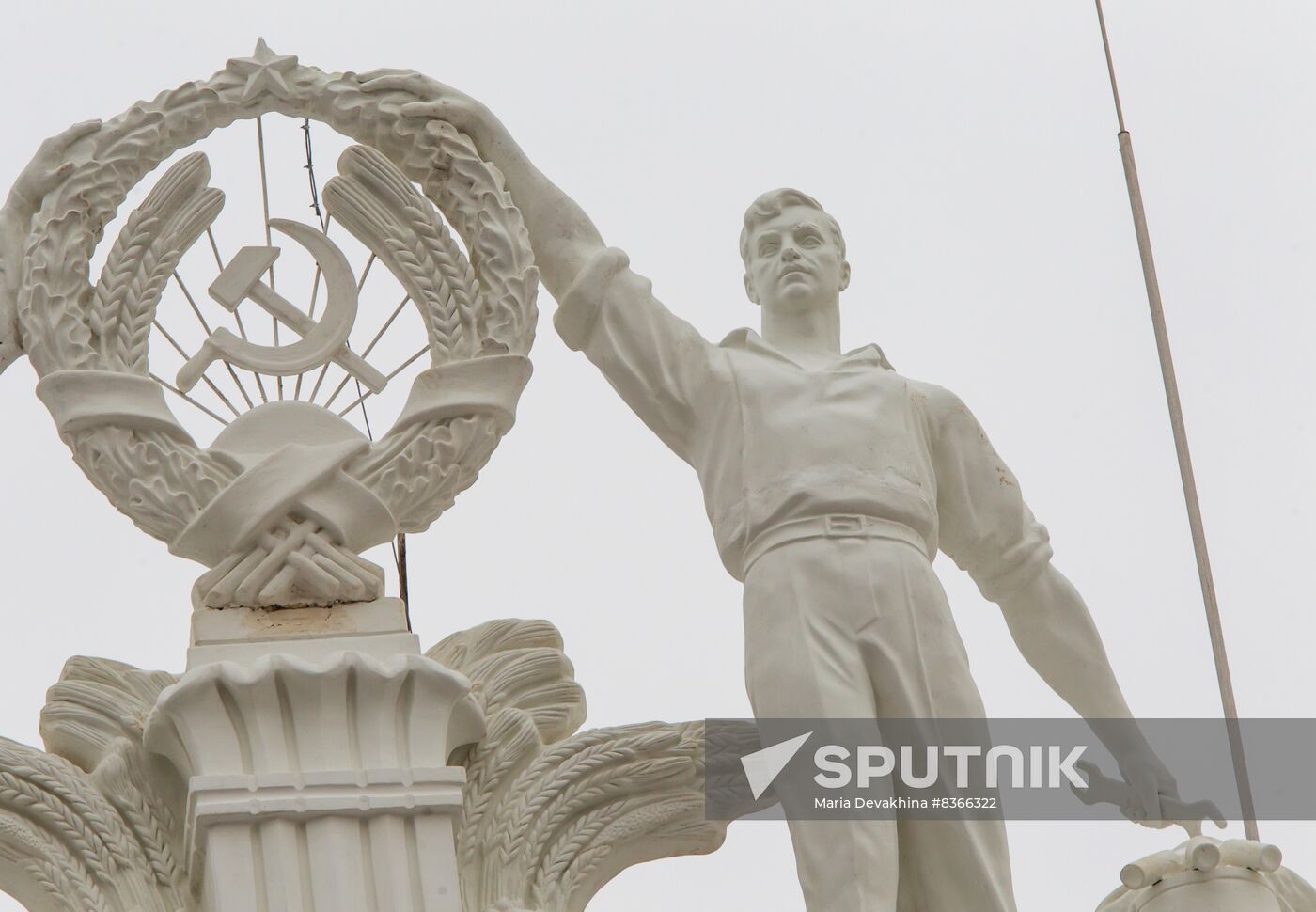 Returning figures of Collective Farmer and Collective Farm Woman to roof of Chemistry Pavilion at VDNKh