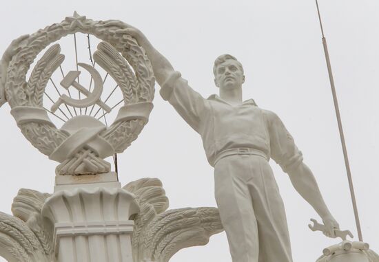 Returning figures of Collective Farmer and Collective Farm Woman to roof of Chemistry Pavilion at VDNKh