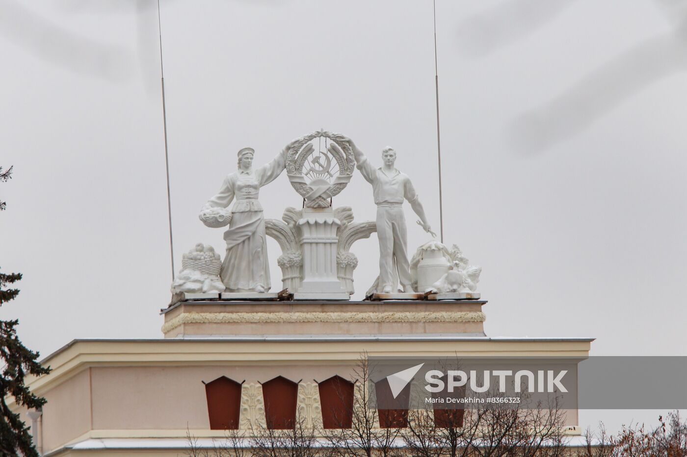Returning figures of Collective Farmer and Collective Farm Woman to roof of Chemistry Pavilion at VDNKh