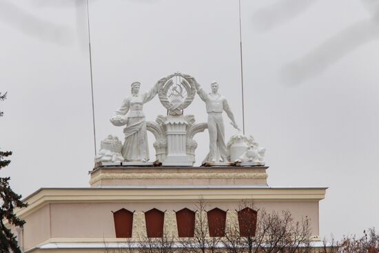 Returning figures of Collective Farmer and Collective Farm Woman to roof of Chemistry Pavilion at VDNKh