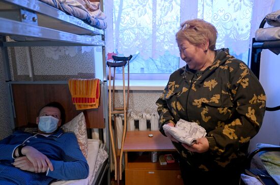 Госпиталь в луганске для военных. Госпиталь в Луганске военный. Волонтеры в военном госпитале. Полевой госпиталь. Луганский госпиталь ветеранов войны.