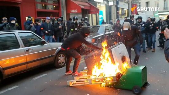 Black bloc radicals vandalize shops, set ablaze dustbins at Paris rallies