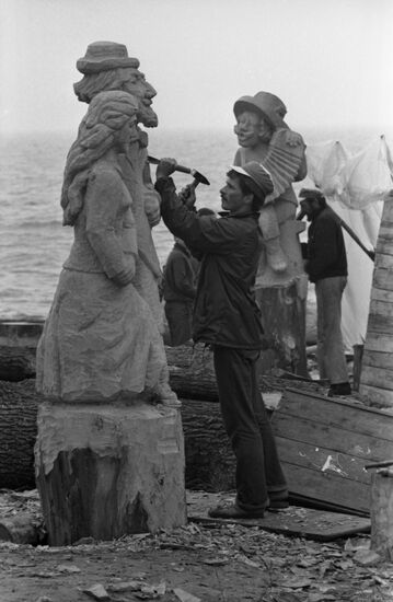 Wood sculptor Algirdas Juskiavicius