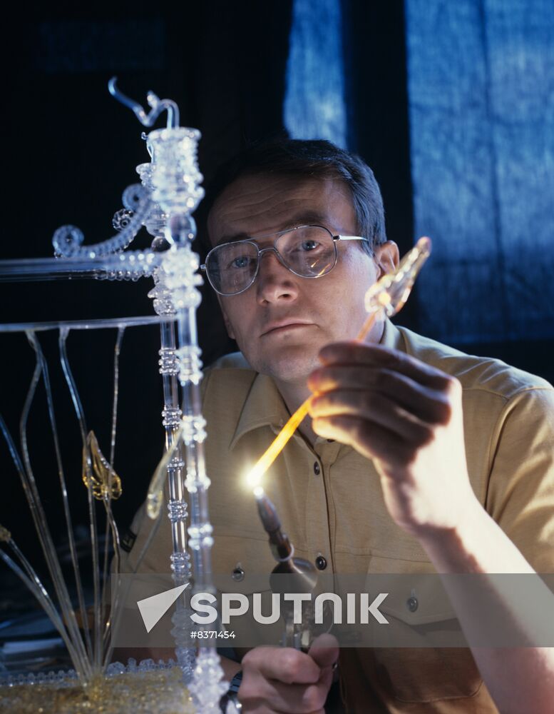 Glassblower Alexei Zelya