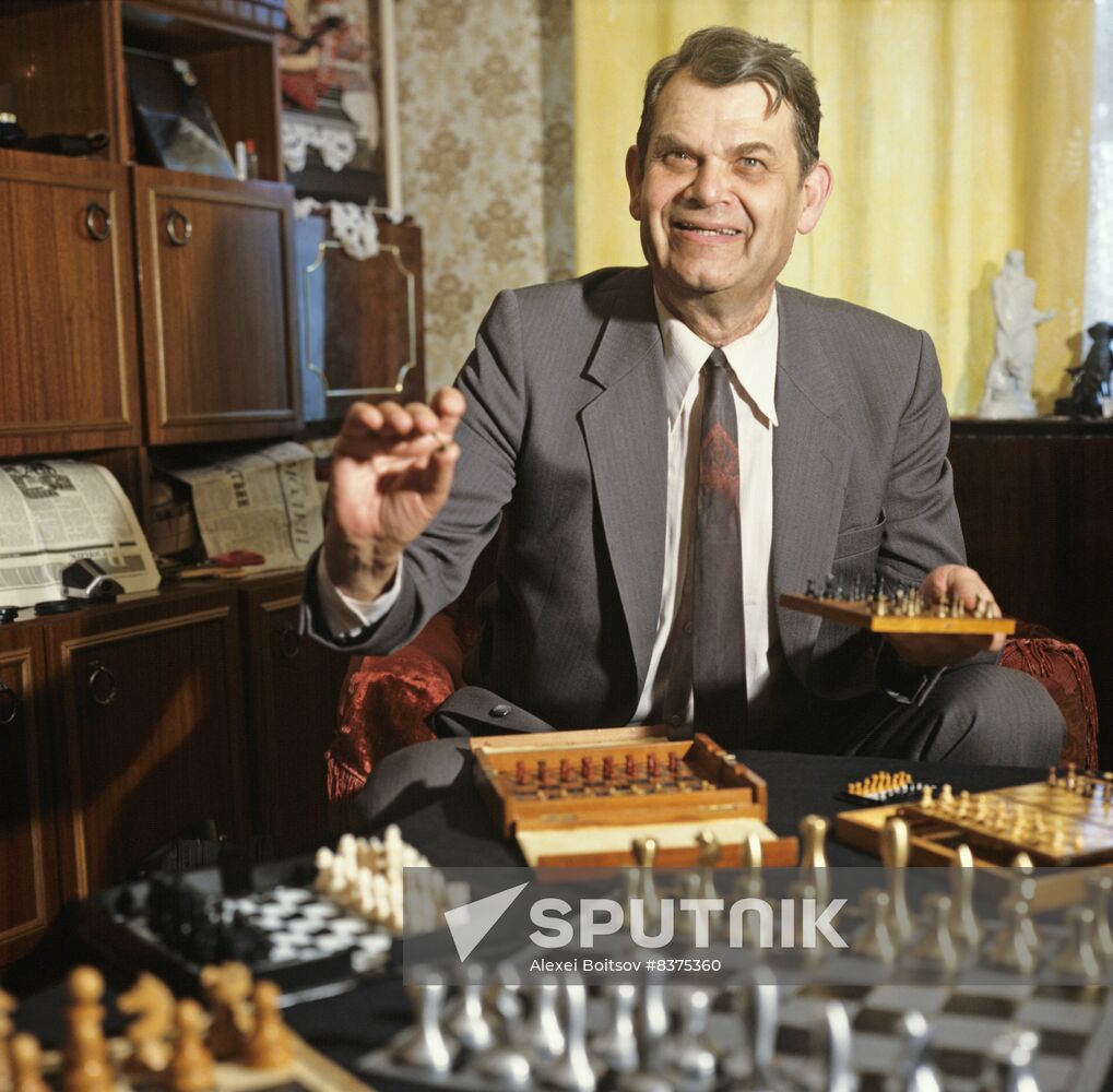 Lazar Gurevich's chess collection