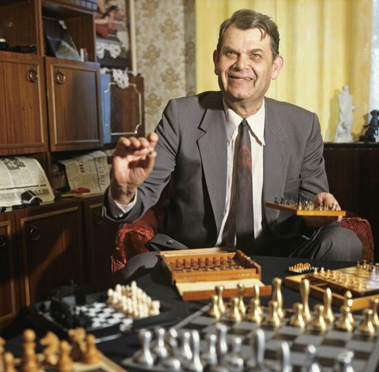 Lazar Gurevich's chess collection