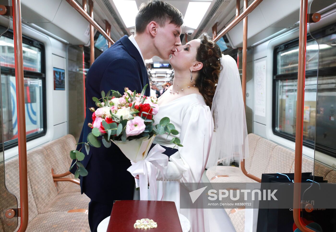 Russia Moscow Metro Big Circle Line Marriage