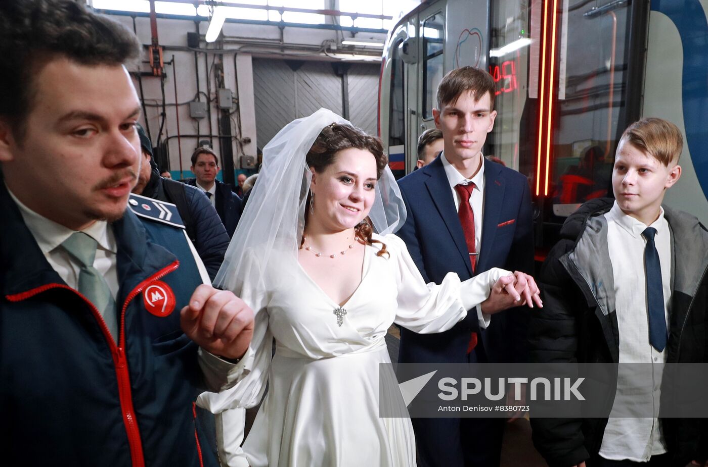 Russia Moscow Metro Big Circle Line Marriage