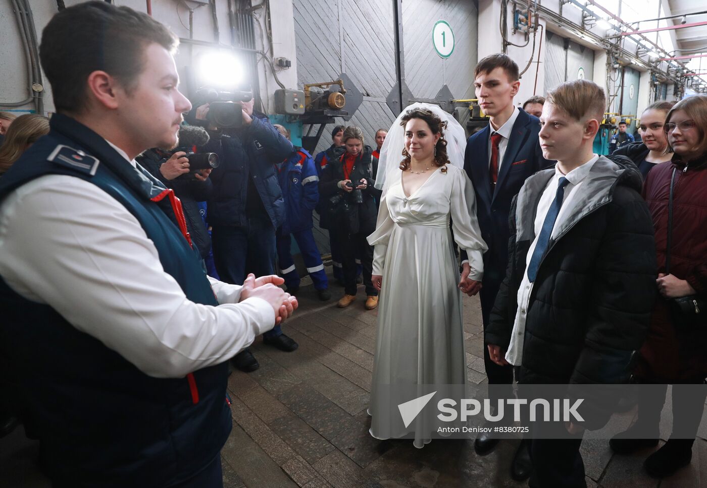 Russia Moscow Metro Big Circle Line Marriage