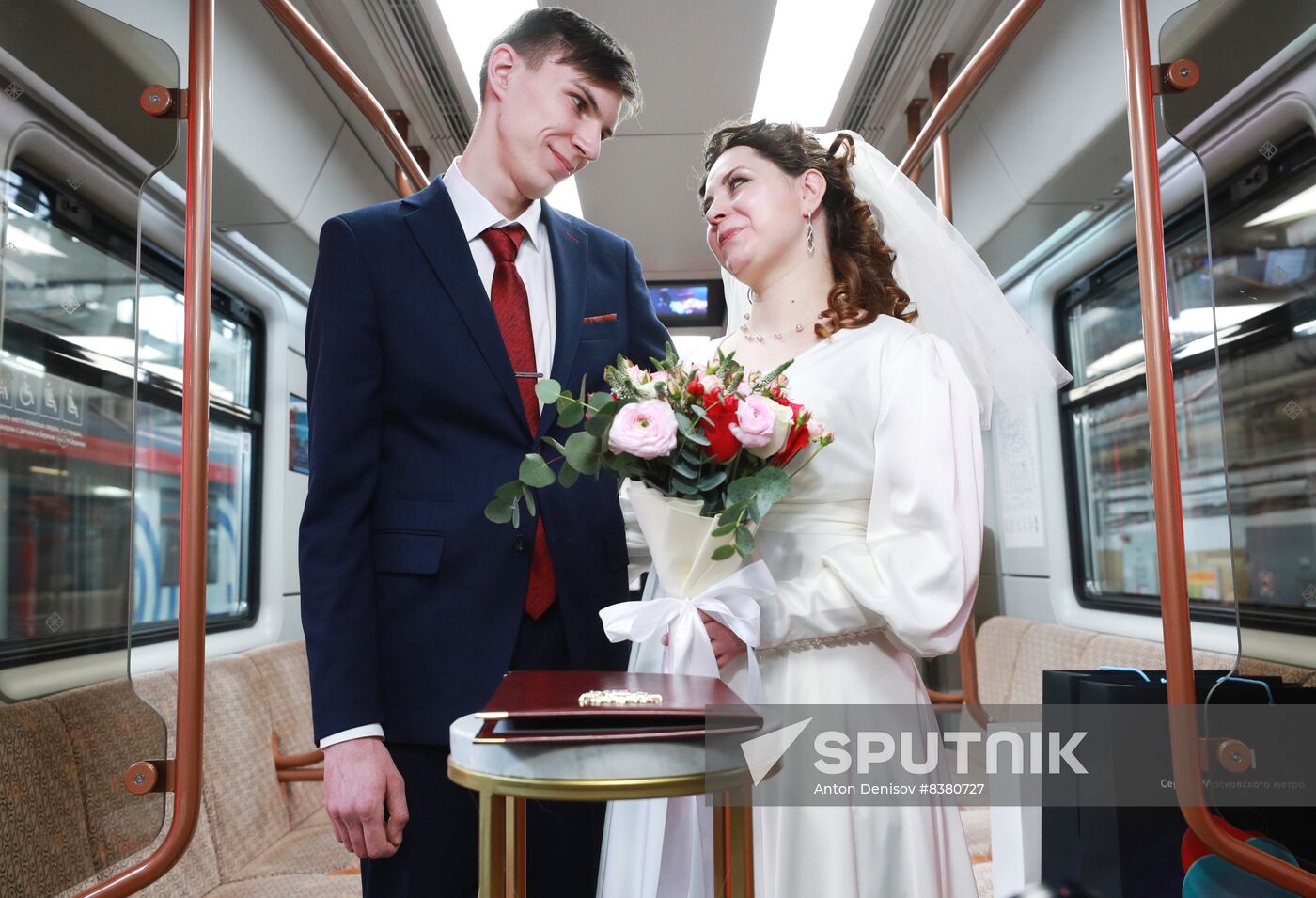 Russia Moscow Metro Big Circle Line Marriage