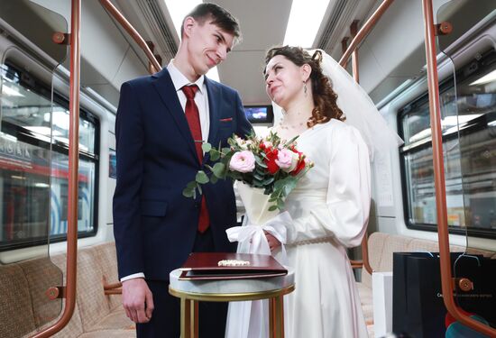 Russia Moscow Metro Big Circle Line Marriage