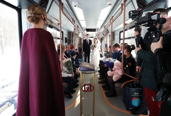 Russia Moscow Metro Big Circle Line Marriage