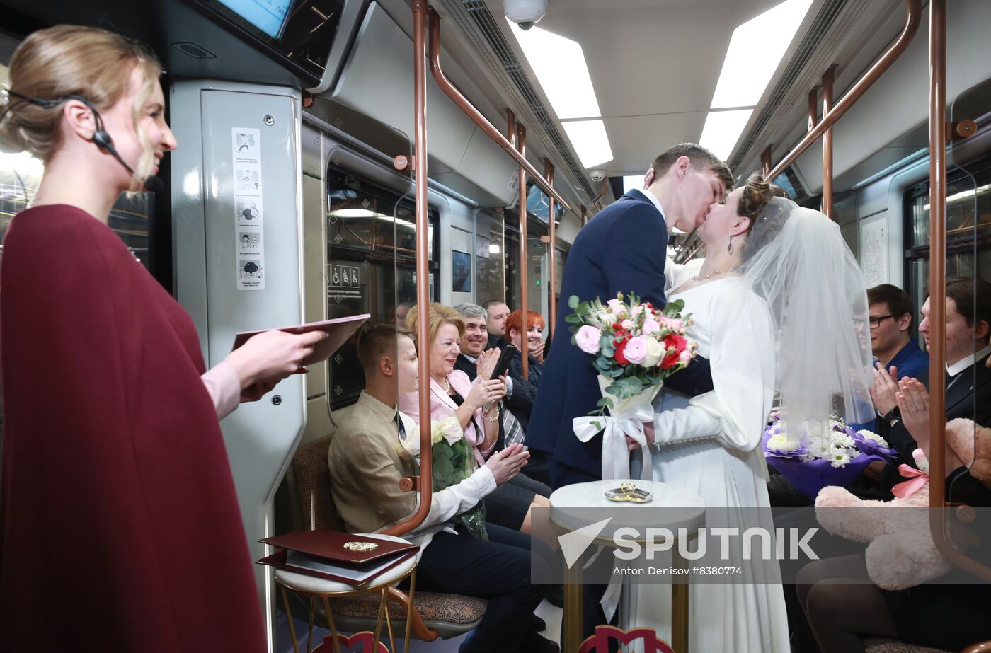 Russia Moscow Metro Big Circle Line Marriage