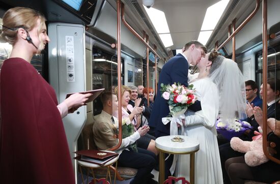 Russia Moscow Metro Big Circle Line Marriage