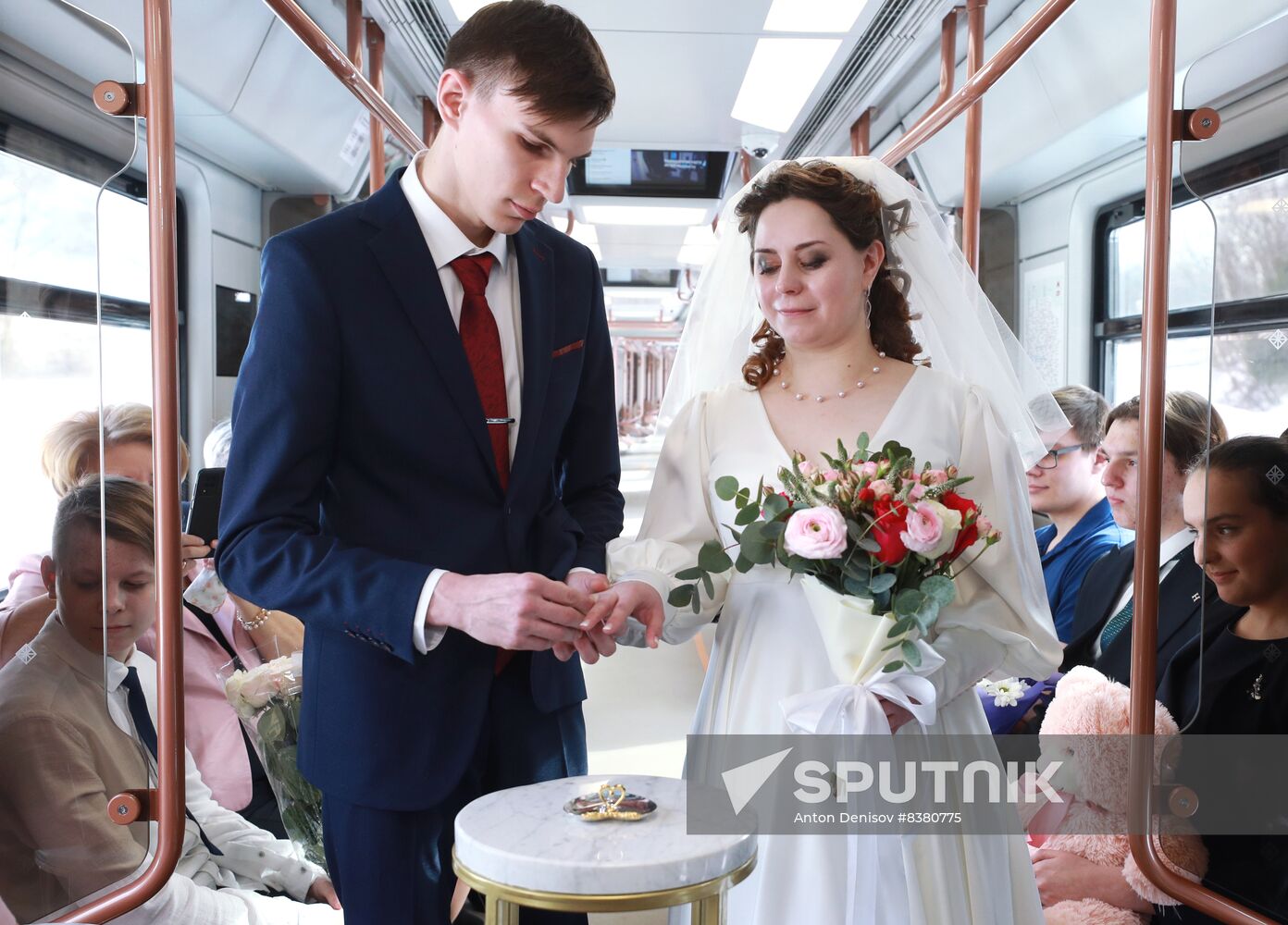 Russia Moscow Metro Big Circle Line Marriage