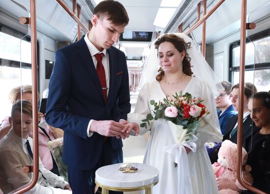 Russia Moscow Metro Big Circle Line Marriage