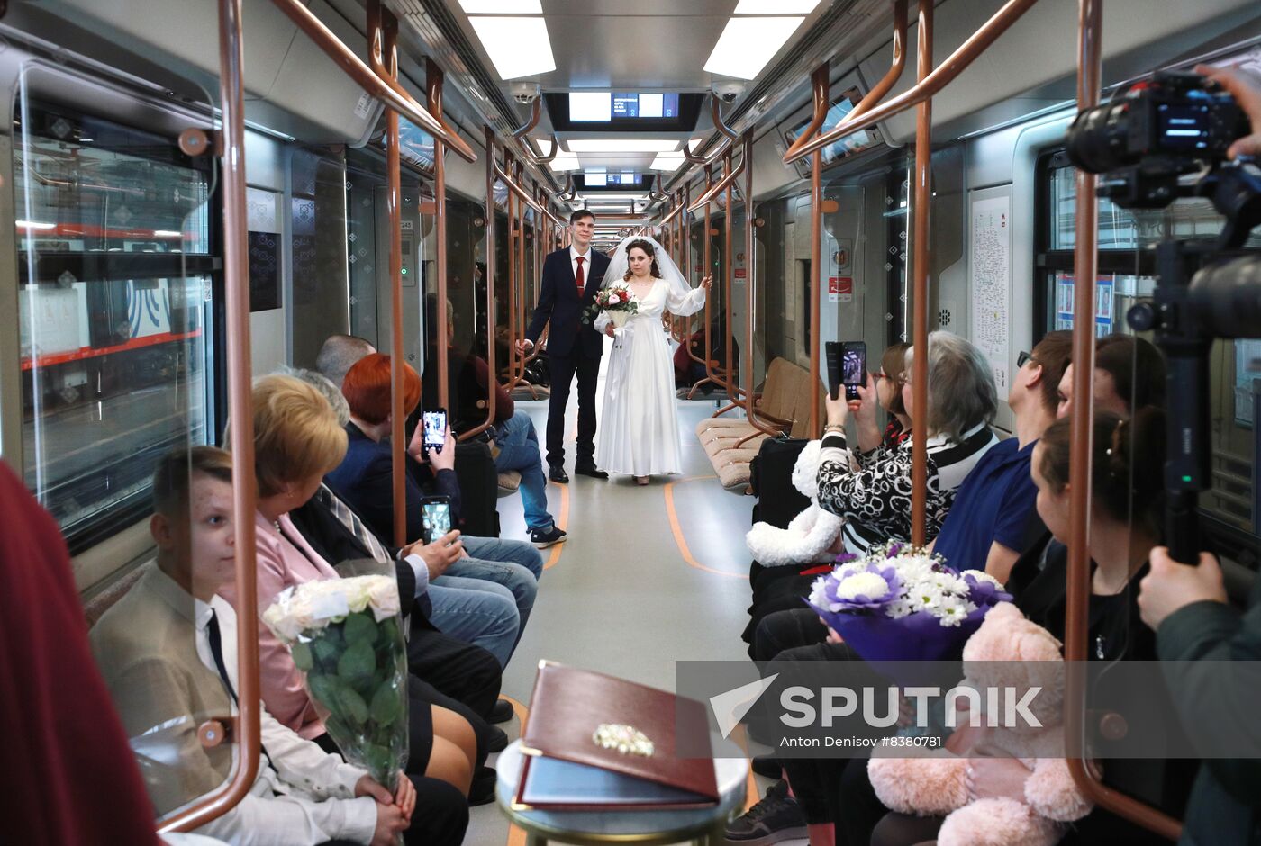 Russia Moscow Metro Big Circle Line Marriage