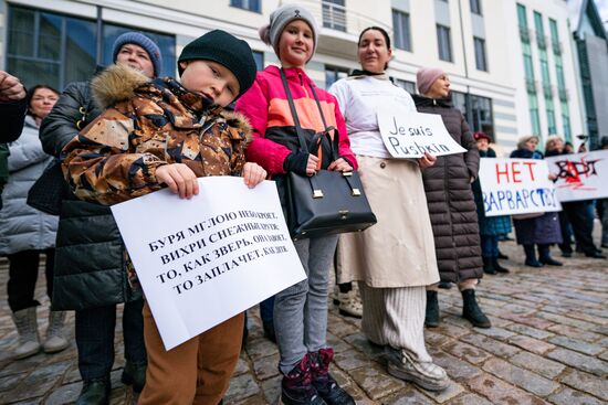 Latvia Russian Poet Monument Dismantling