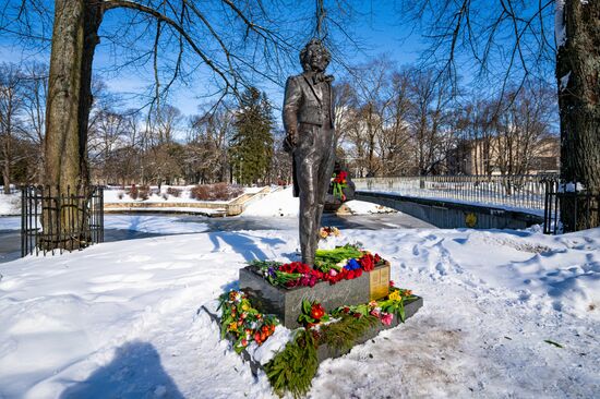 Latvia Russian Poet Monument Dismantling