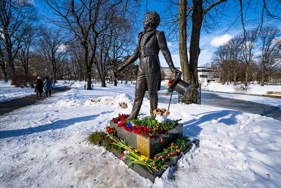 Latvia Russian Poet Monument Dismantling