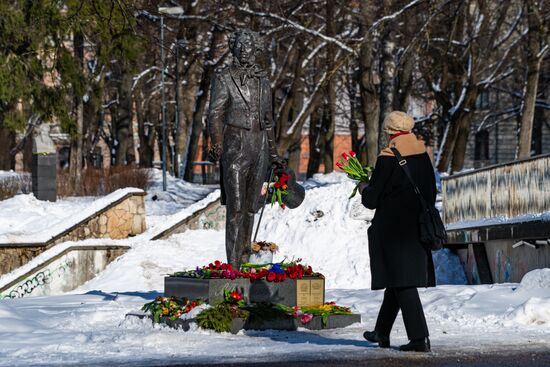 Latvia Russian Poet Monument Dismantling