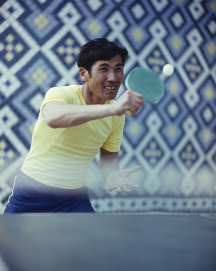Saifiddin Khudaiberdiyev plays ping pong