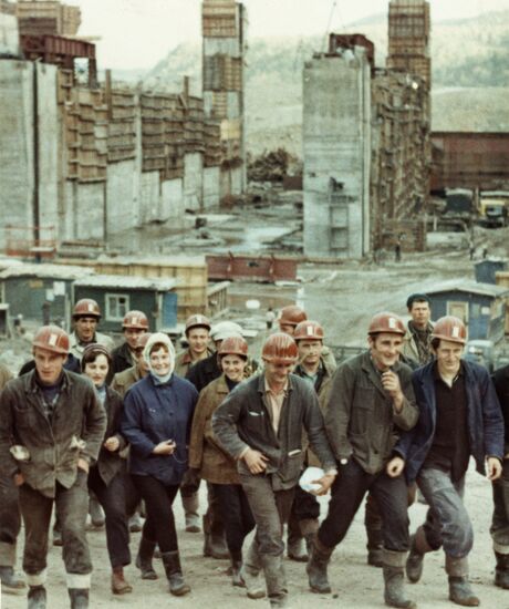 Construction of Zeiskaya Hydropower Plant