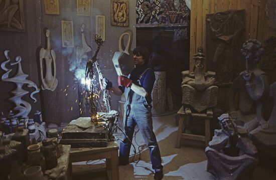 Sculptor Nikolai Silis