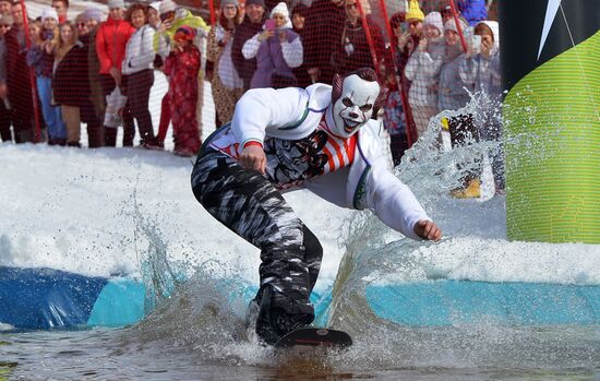 Russia Bikini Downhill