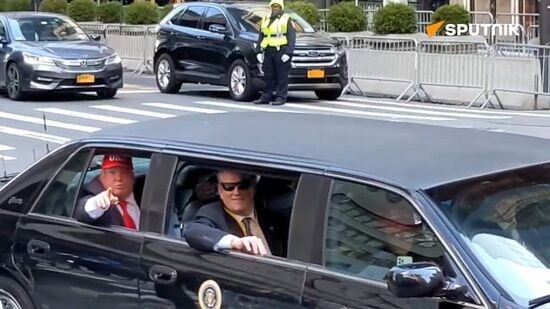 Trump impersonator greets crowds near Manhattan Criminal Court