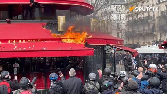 Restaurant's canopy set on fire during protest against pension reform