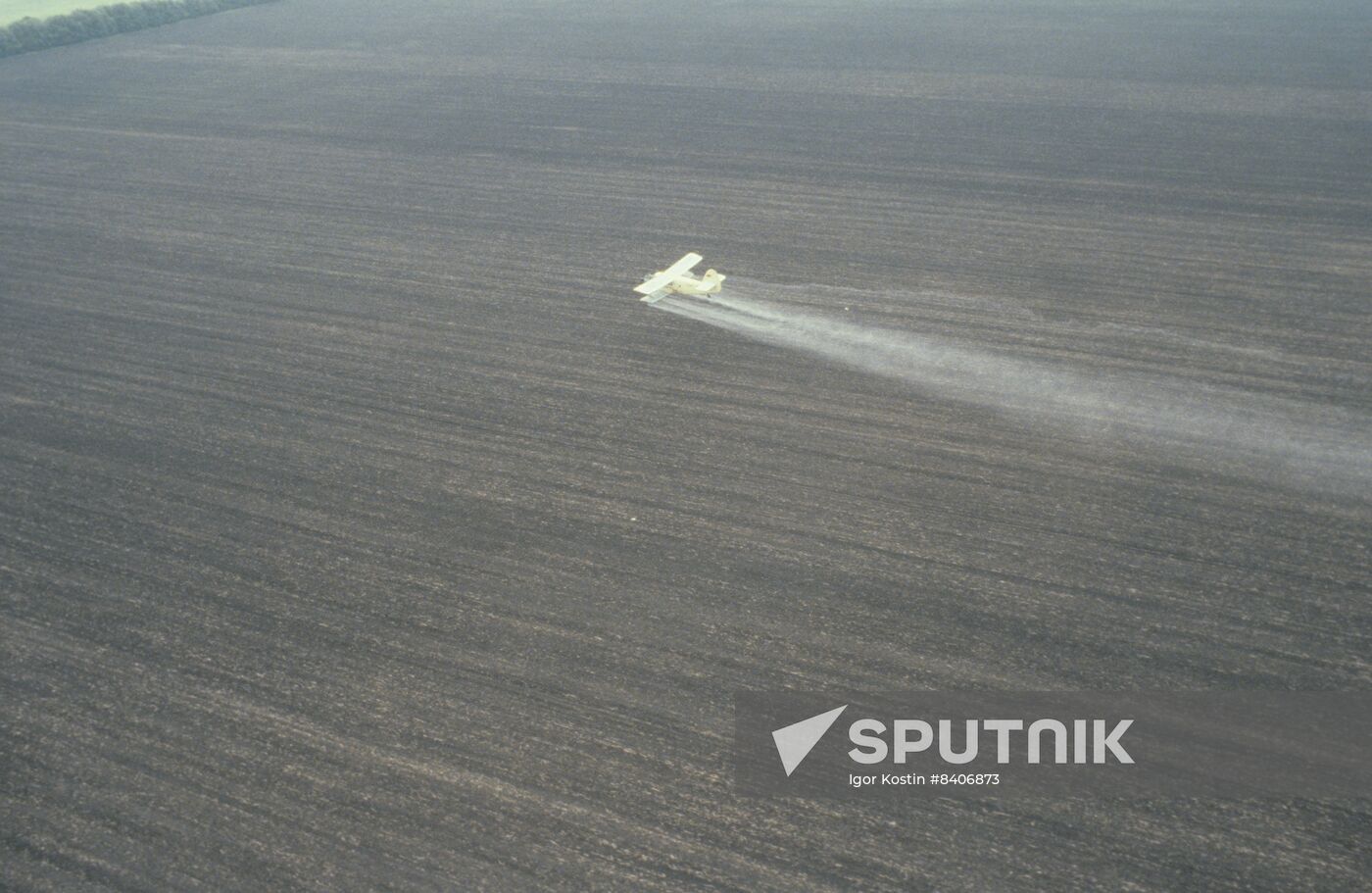 Antonov An-2SKH crop duster
