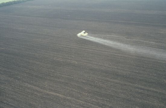 Antonov An-2SKH crop duster