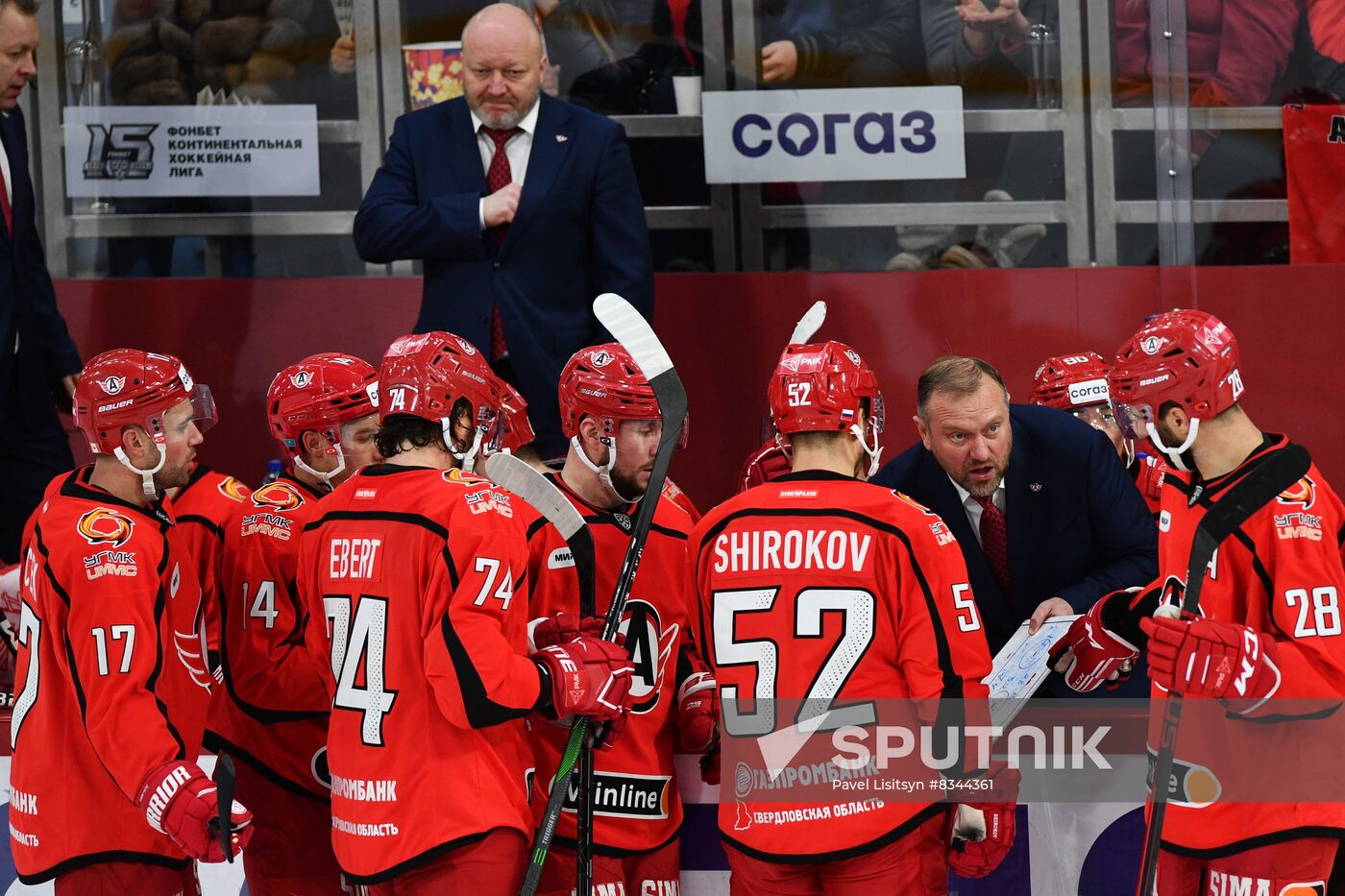 russia-ice-hockey-kontinental-league-avtomobilist-sibir-sputnik