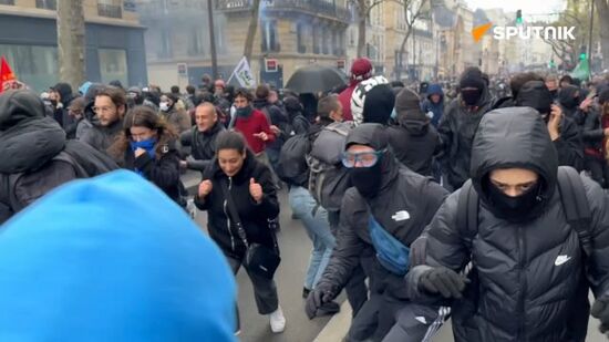 Clashes continue between protesters and police in Paris