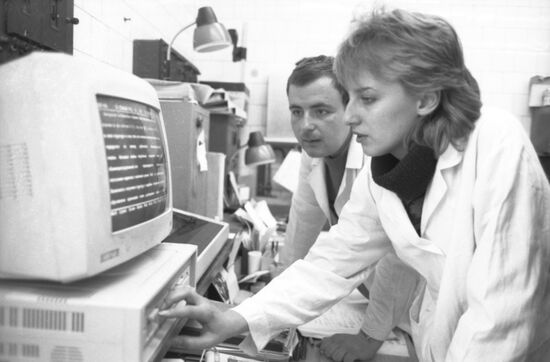 Bulgarian student in MSU Faculty of Chemistry lab
