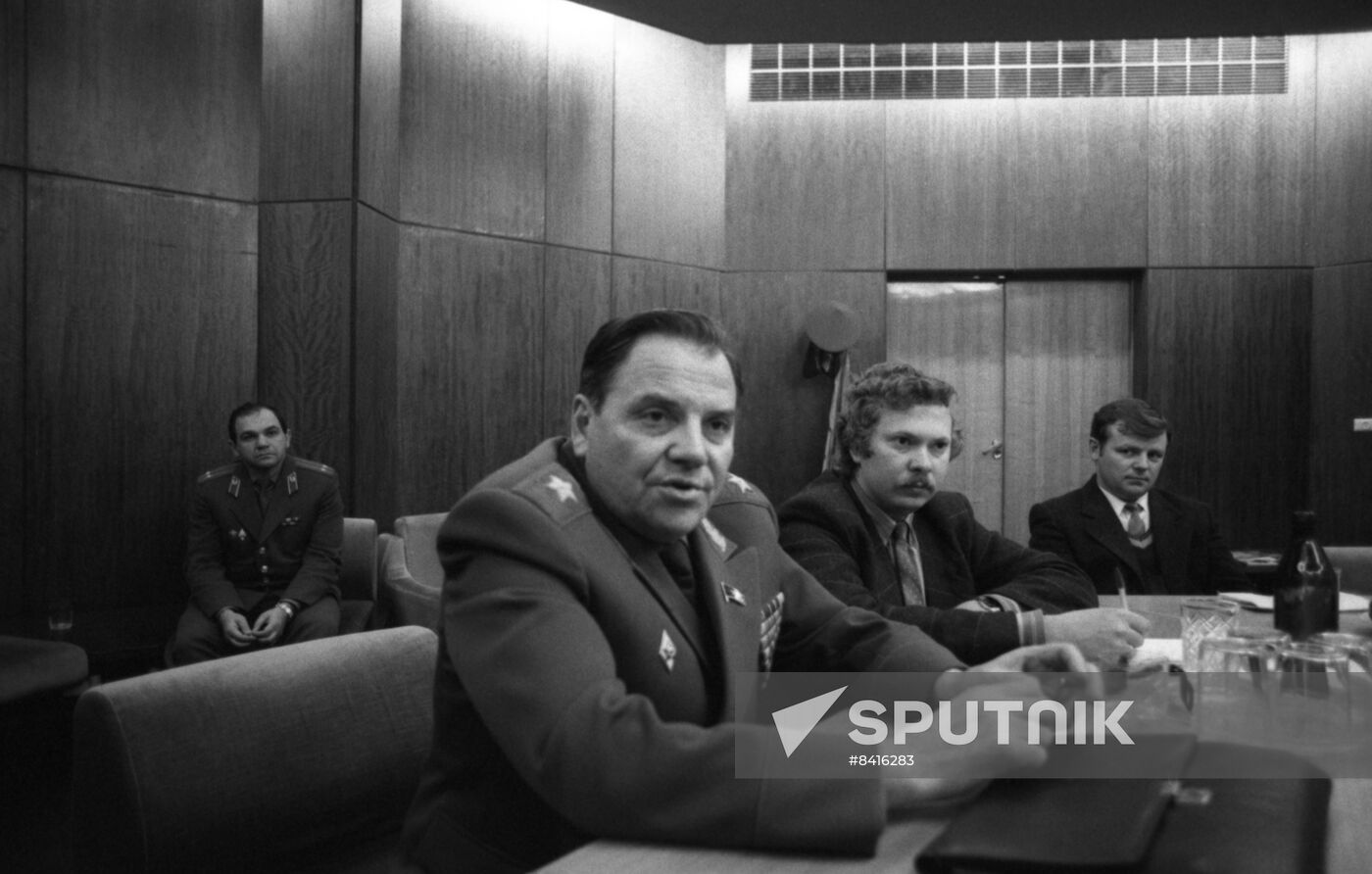 Army General Lobov meets with Dutch journalists