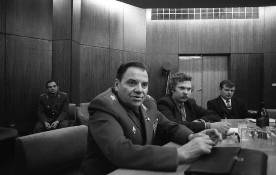 Army General Lobov meets with Dutch journalists