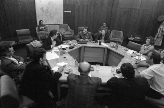 Army General Lobov meets with Dutch journalists