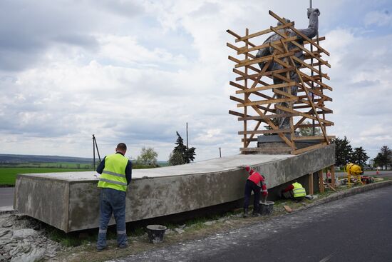 Russia Ukraine Military Operation Monument Restoration