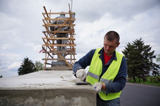 Russia Ukraine Military Operation Monument Restoration