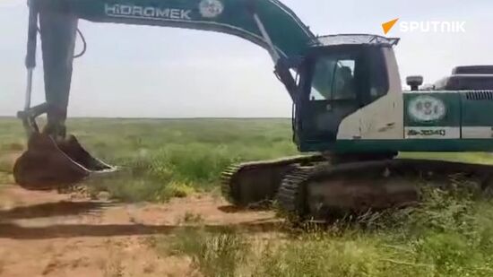 Syrian farmers prevent Turkish equipment from digging trenches along border