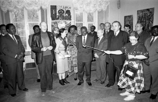 Exhibition of paintings by Angolan artists in Moscow