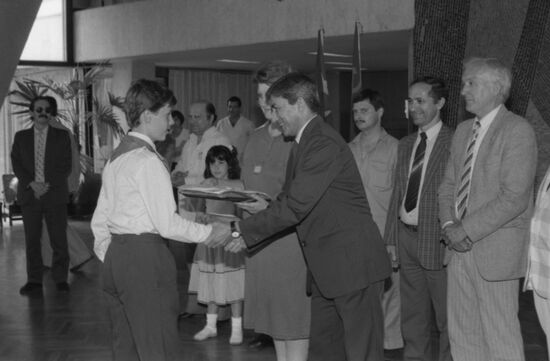 Cuban Ambassador in USSR meets with Soviet children