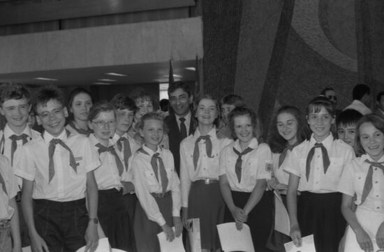 Cuban Ambassador in USSR meets with Soviet children