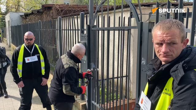Polish officials storm the Russian embassy school in Warsaw