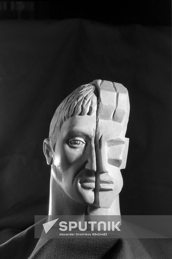 Sculptor Oleg Raikis