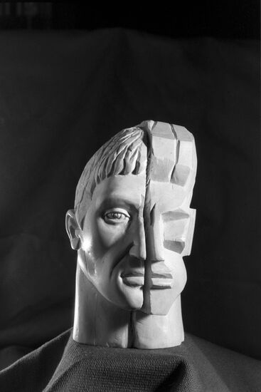 Sculptor Oleg Raikis